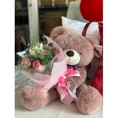 Подарунковий набір «Обійми та квіти» Подарунковий набір «Обійми та квіти»