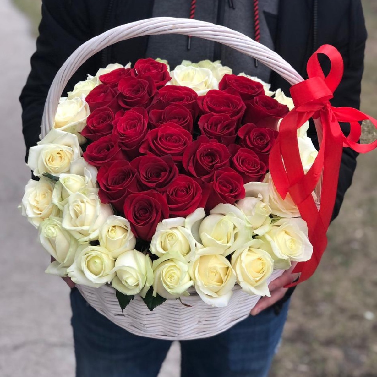 Букет «Серце кохання» з троянд у кошику - доставка у Херсон