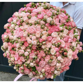 Bouquet aus 101 pfingstrosenförmigen Rosen
