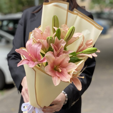 Трійка Лілій: Грація та Елегантність Трійка Лілій: Грація та Елегантність