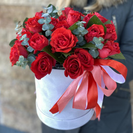 Букет у коробці з кущовими трояндами