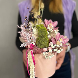 Osterkomposition mit Häschen und Orchidee in einer Box