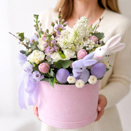 Osterkomposition mit frischen Blumen und Dekor