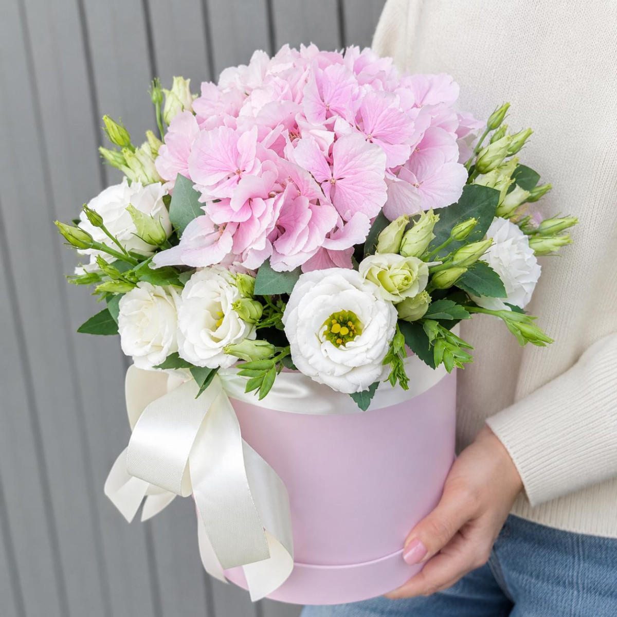 Ortanca ve eustoma ile kutuda buket — narin pembe-beyaz karışım - Pavlograd teslimat