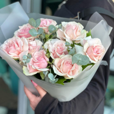 Strauß aus 9 rosa Rosen mit grünem Akzent Strauß aus 9 rosa Rosen mit grünem Akzent