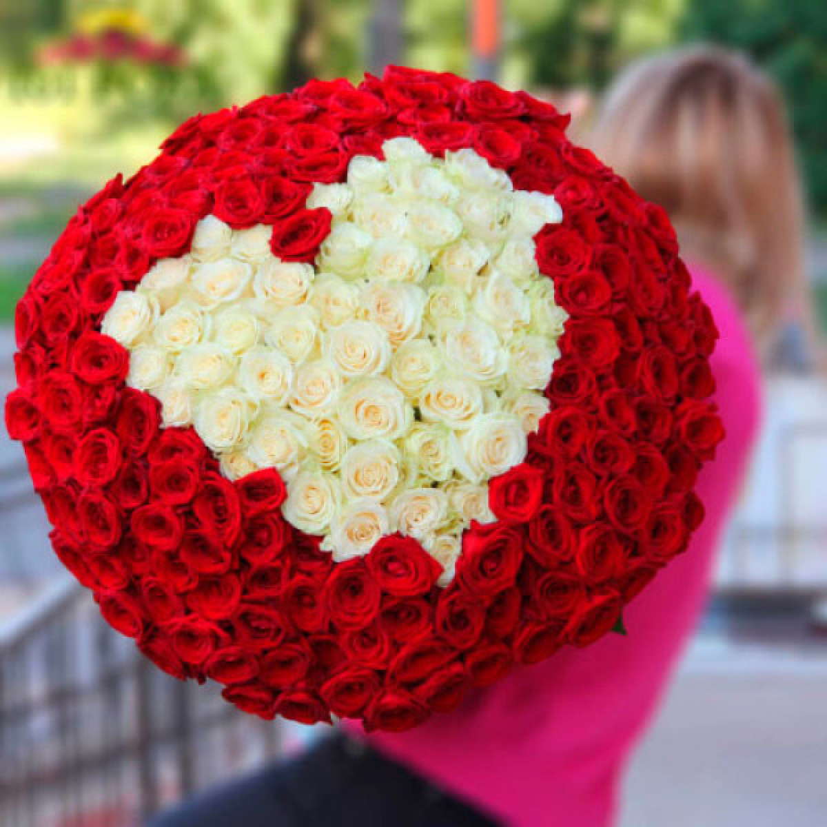 Liebe im Herzen — 201 Rosen - Lieferung in Poltawa